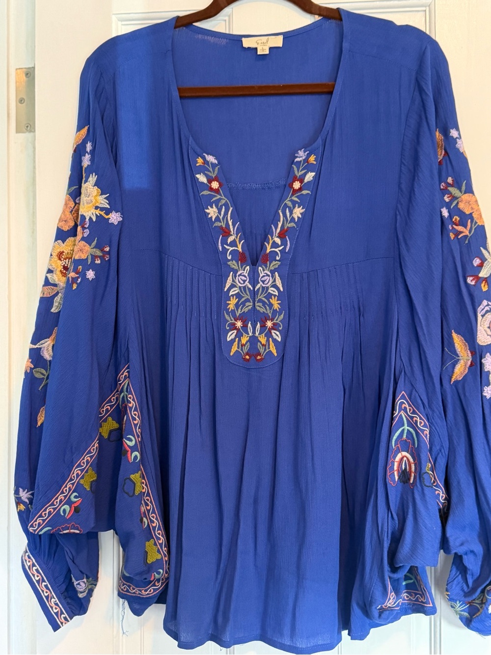 Easel embroidered gorgeous top